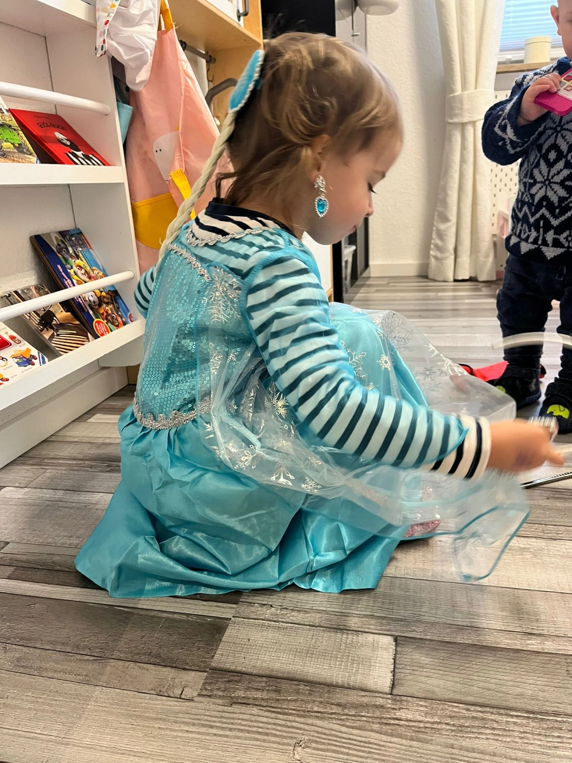 Kinder spielen im Zimmer von Tagesmutter