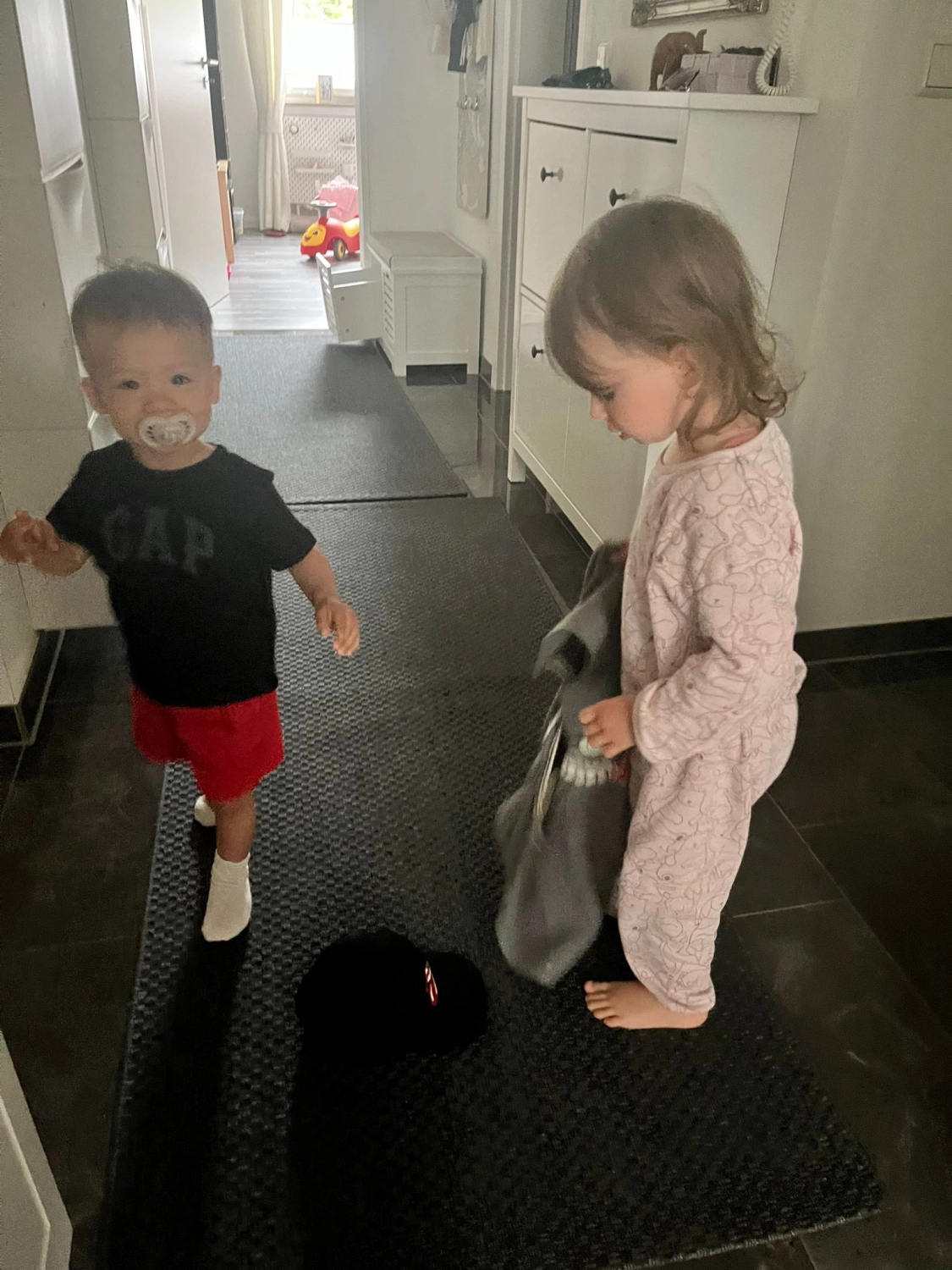 Kinder spielen im Zimmer von Tagesmutter