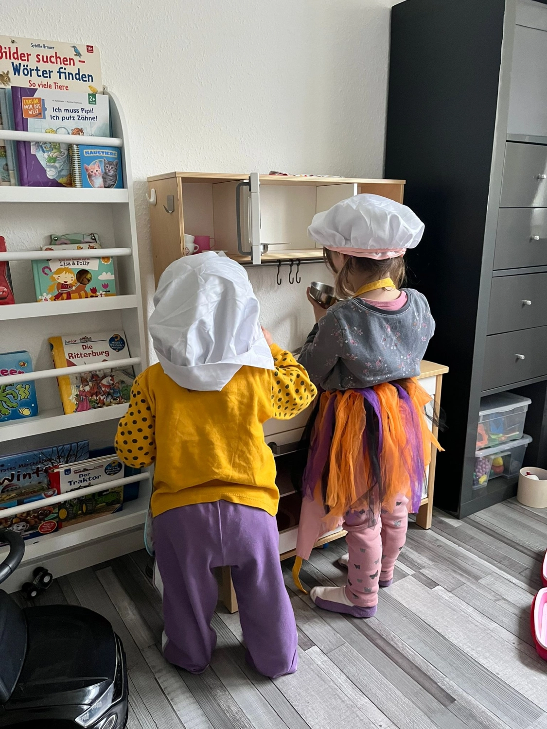 Kinder spielen im Zimmer von Tagesmutter