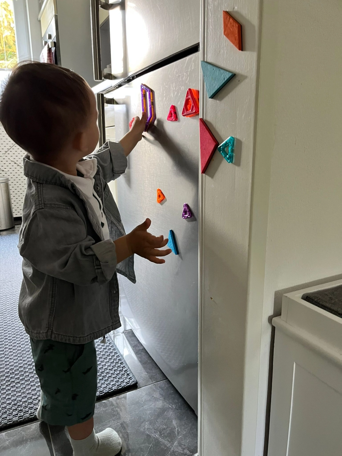 Kinder spielen im Zimmer von Tagesmutter