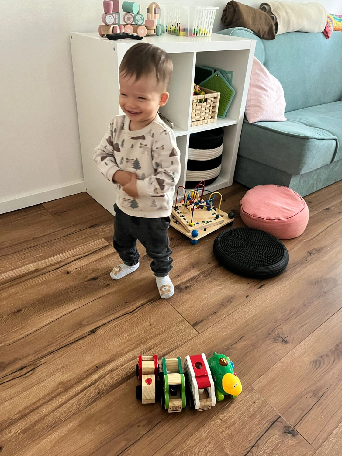 Kinder spielen im Zimmer von Tagesmutter