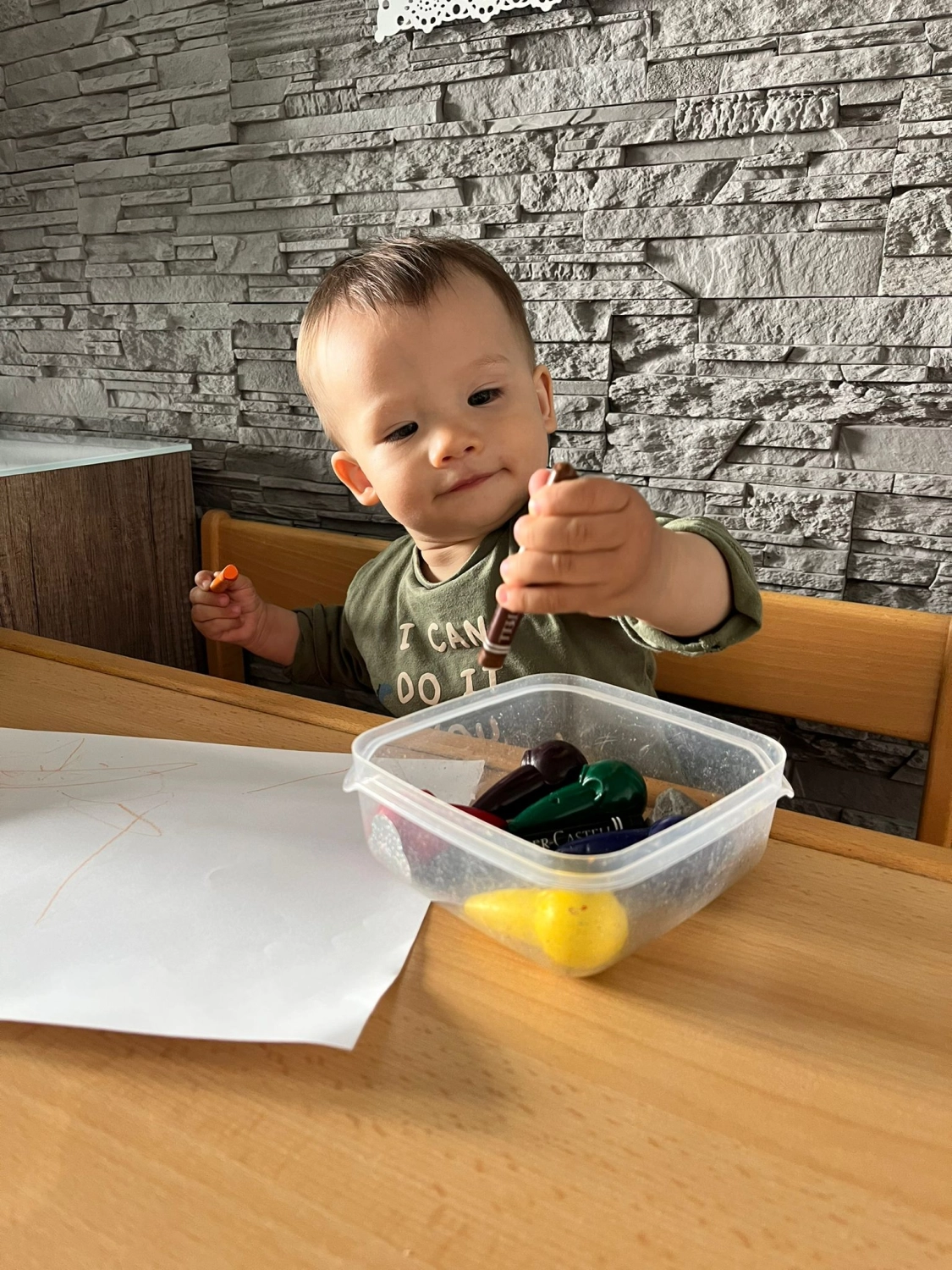 Kinder spielen im Zimmer von Tagesmutter