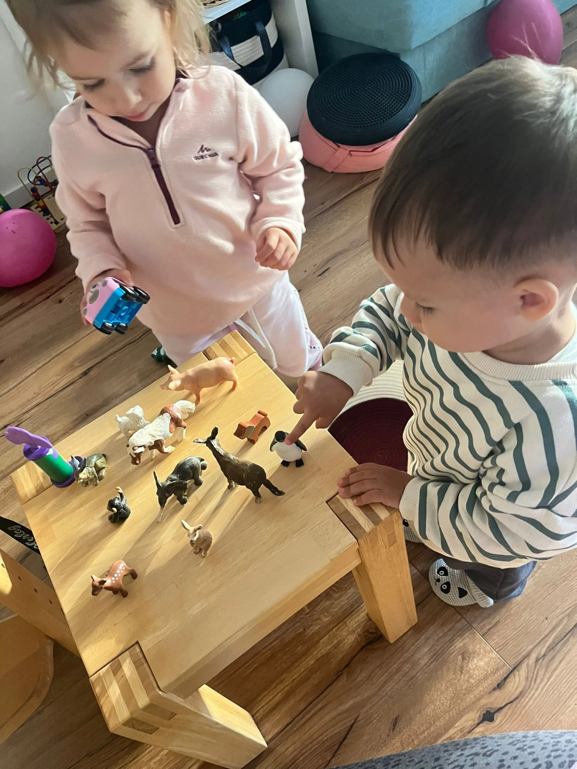 Kinder spielen im Zimmer von Tagesmutter