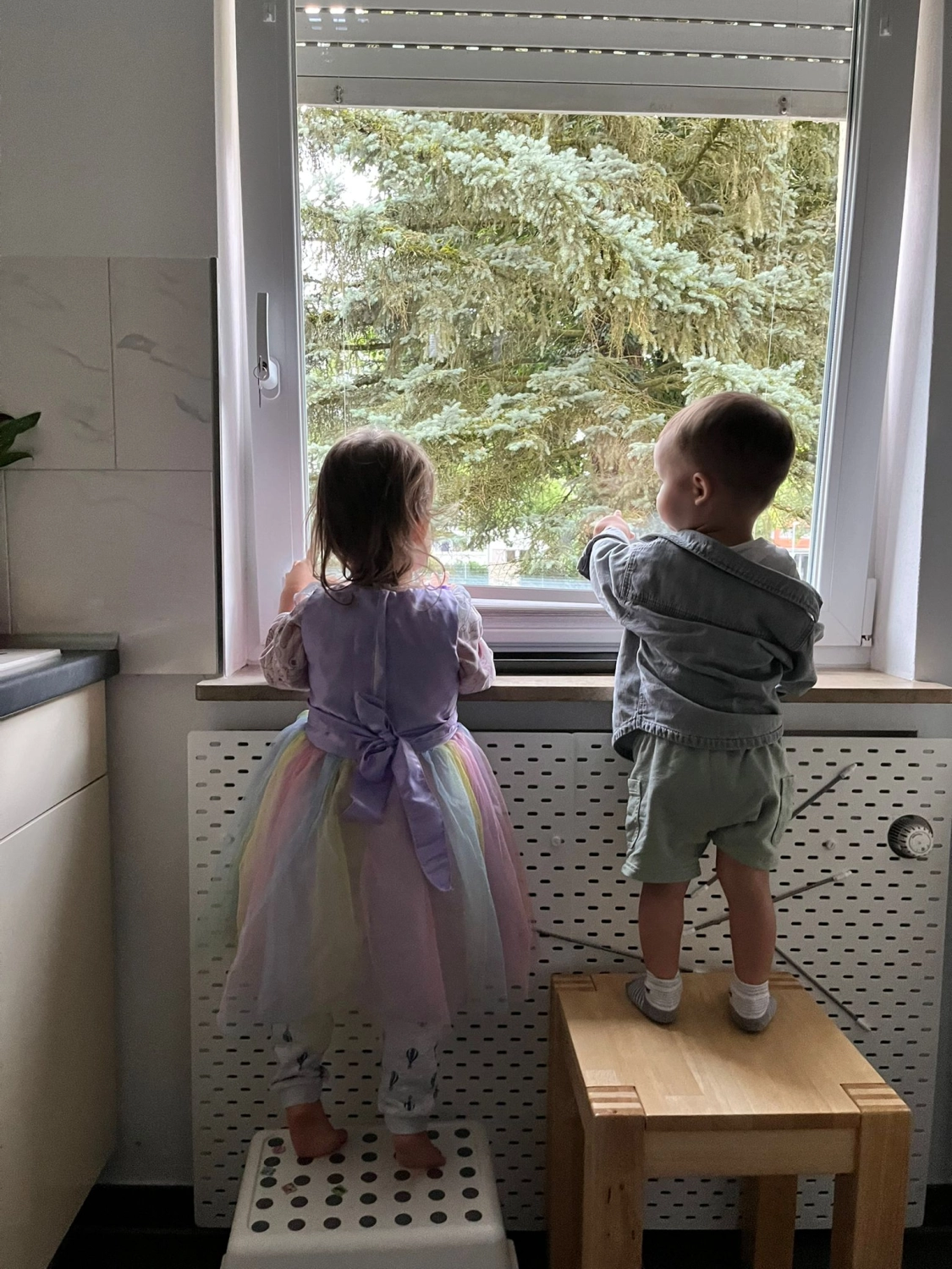 Kinder spielen im Zimmer von Tagesmutter