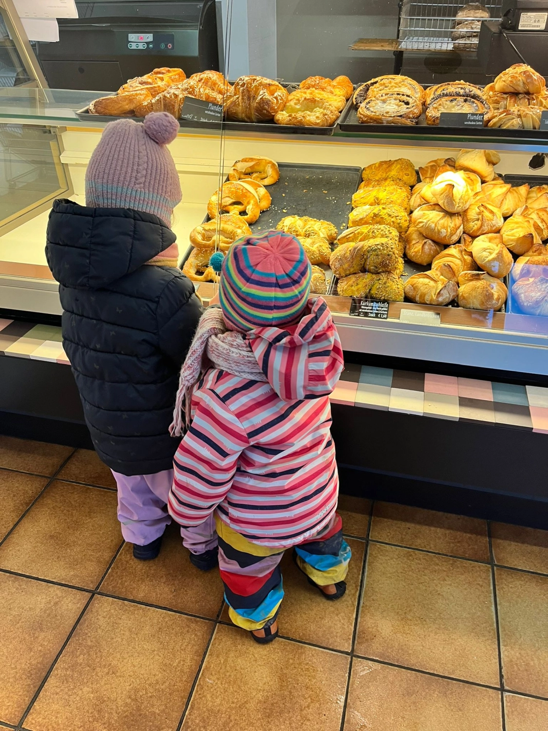 Kinder sind in der Backstube von Tagesmutter
