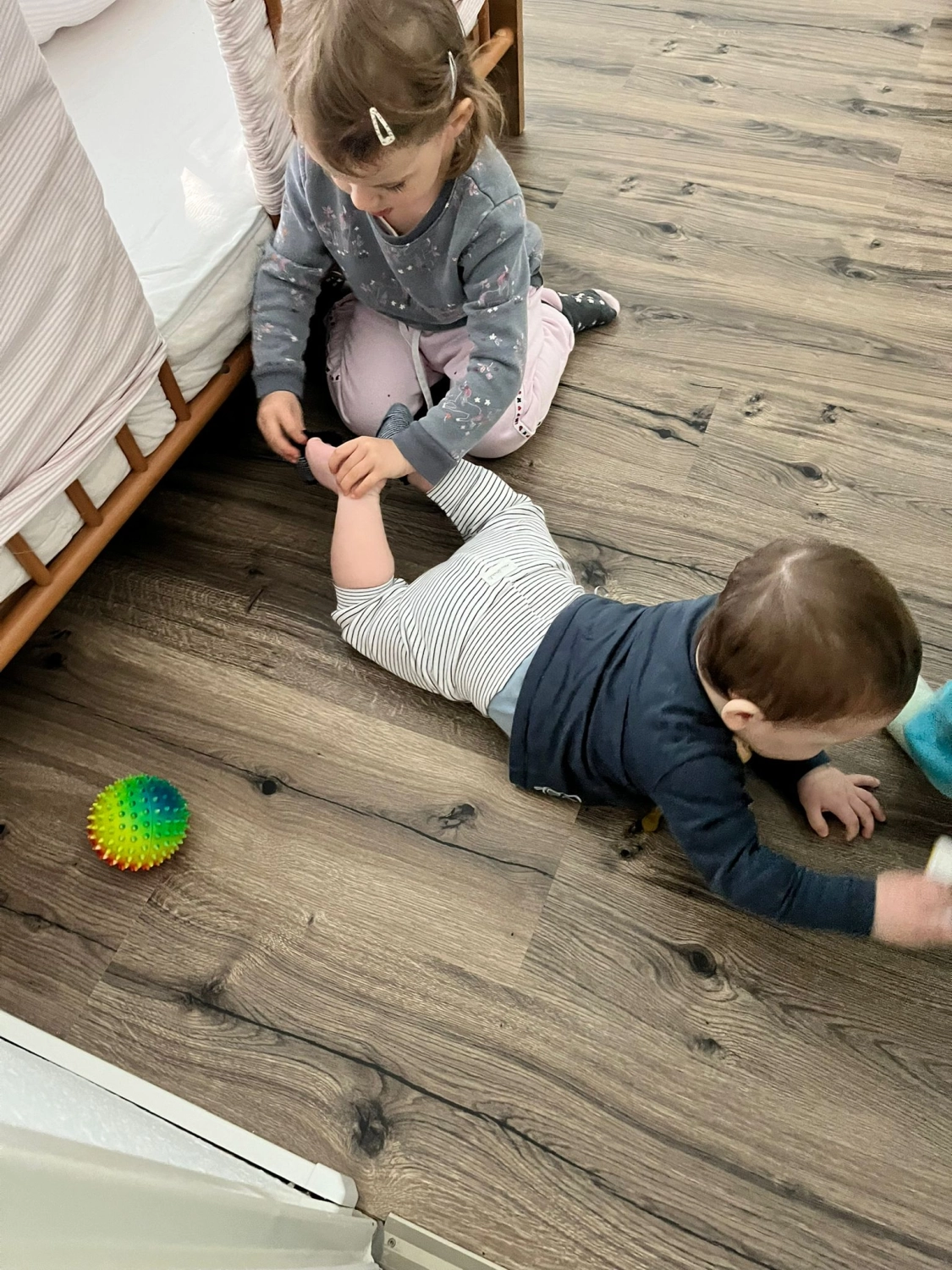 Kinder spielen von Tagesmutter