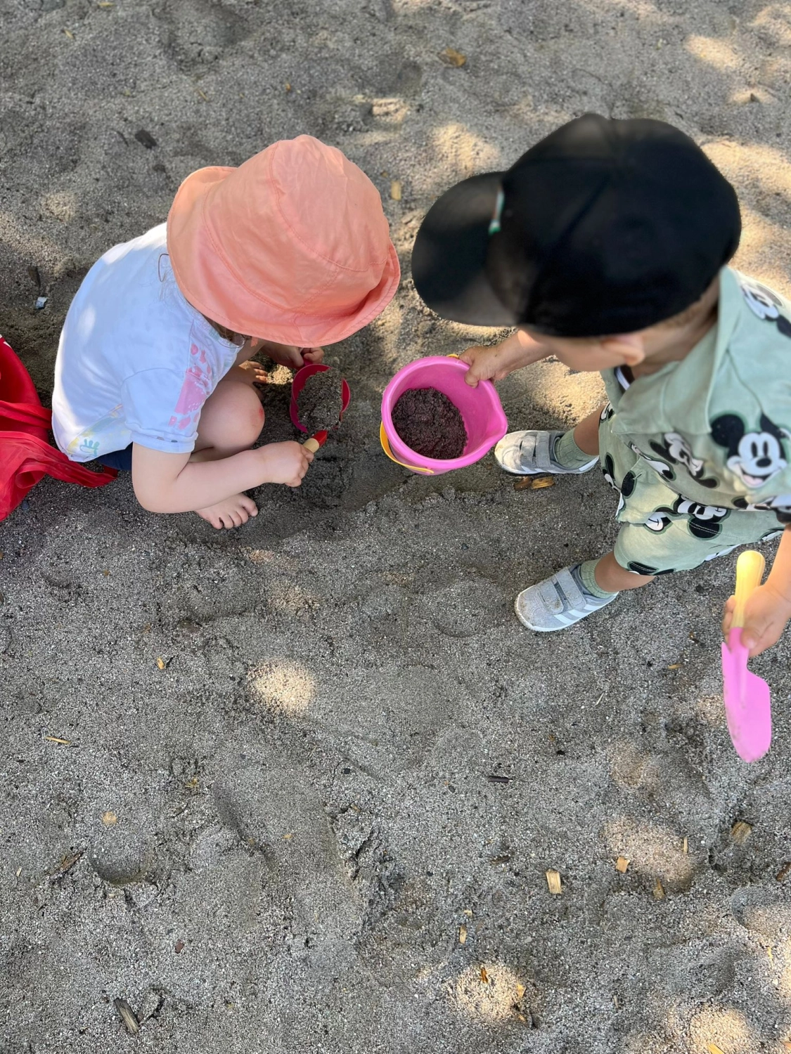 Kinder spielen im Sand von Tagesmutter