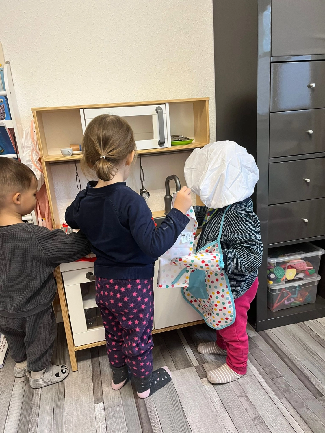 Kinder spielen im Zimmer von Tagesmutter